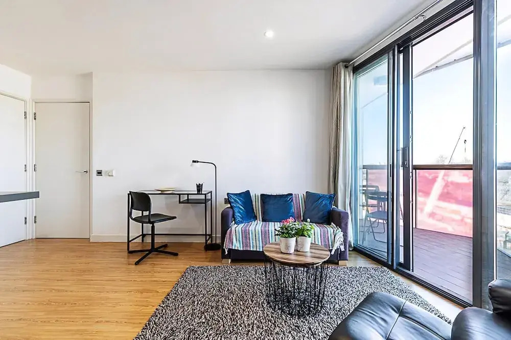 Bright Camden Retreat With Balcony