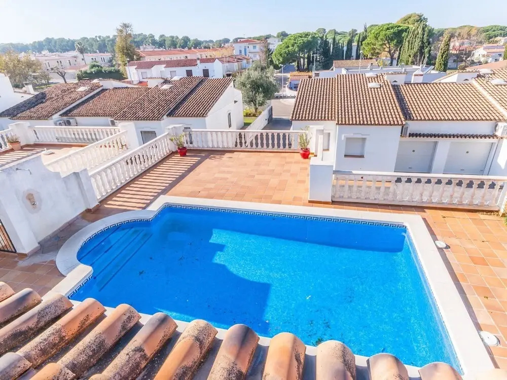 Pretty Holiday Home in L'escala With Swimming Pool