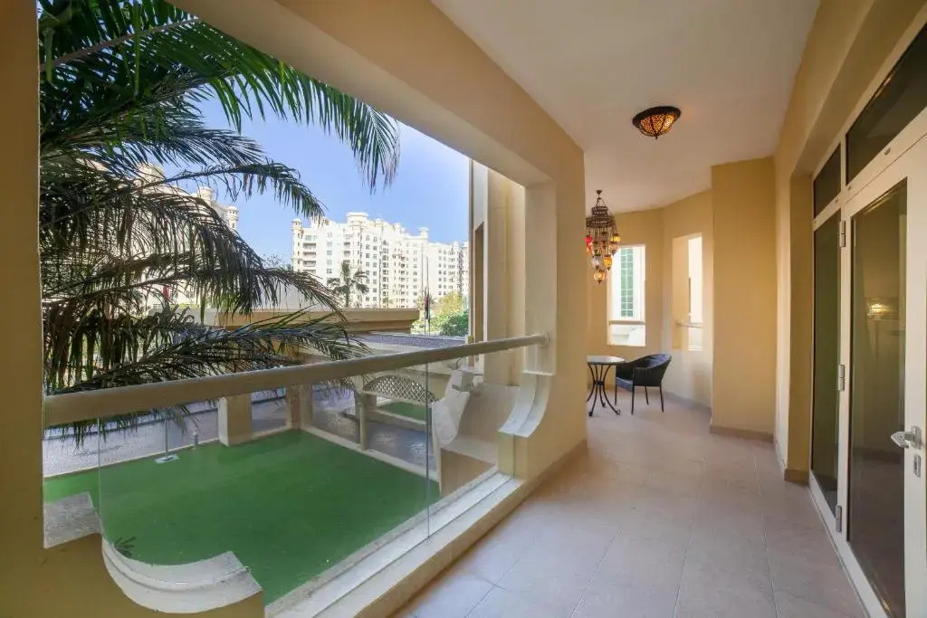 2BR ON PALM JUMEIRAH SHORELINE 12 - Pool & Beach Access