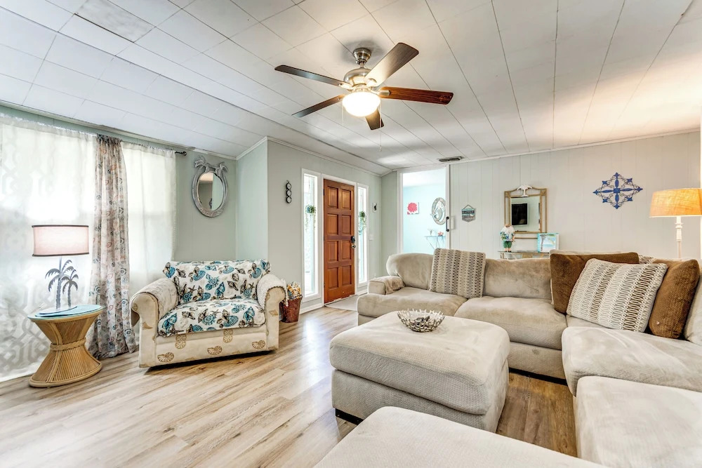 Walk to Beach: Fort Walton Coastal Retreat