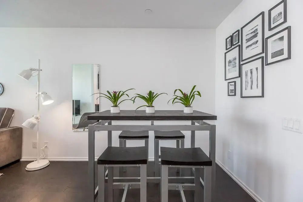 Noel Suites - John and Front St West