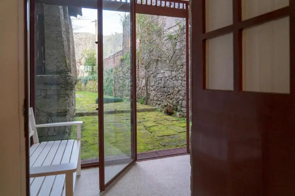 Liiiving in Moledo Historical Pool Villa