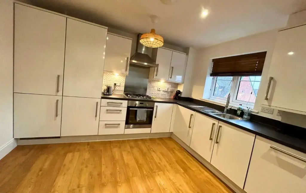 Bracknell Stylish 2 Bedroom Top Floor Apartment