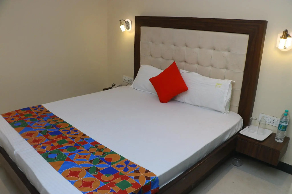 Hotel Yellow Season