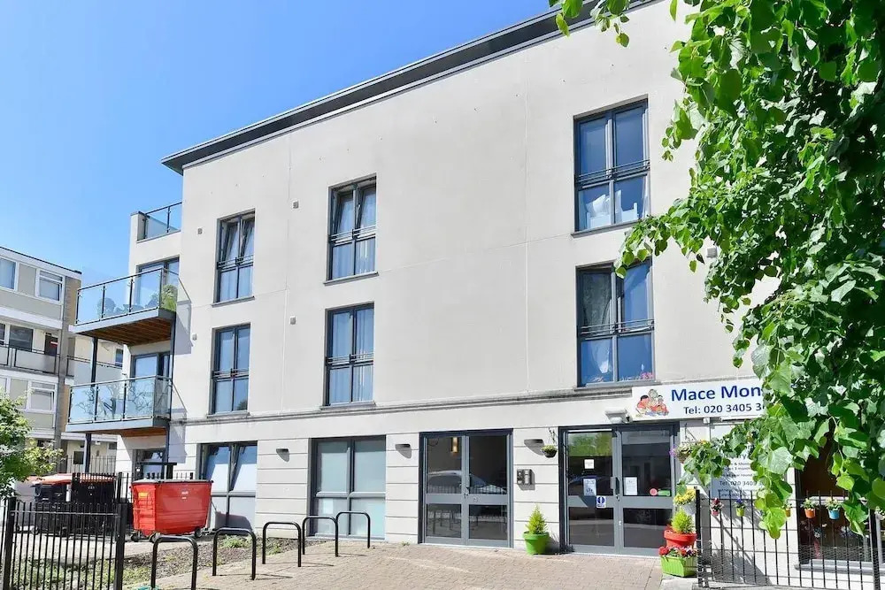 Superb apt for 6 w/ balcony, 10mins to East Putney