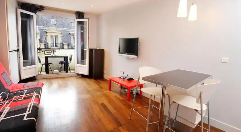 Studio charmant avec balcon et vue sur Tour Eiffel