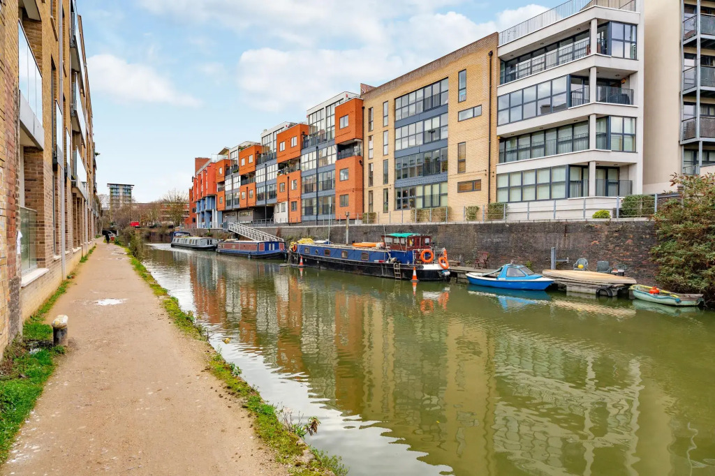 Comfy Two Bedroom One Bath Apartment in Limehouse
