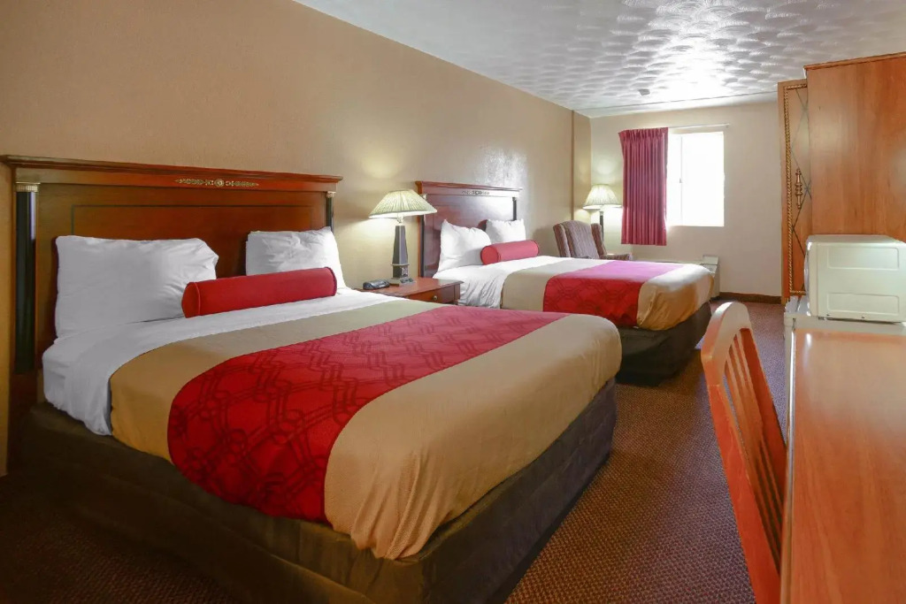 Econo Lodge Inn & Suites