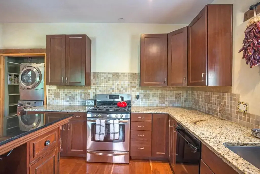 3 Bd, 5 Min. Walk To Canyon Rd, Apodaca