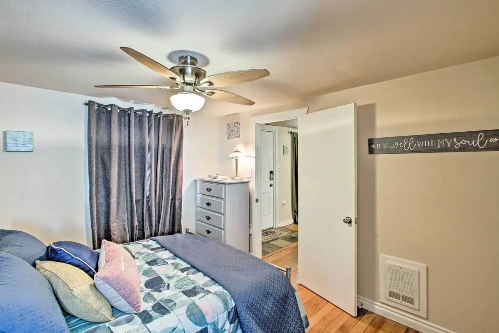 Lovely Tacoma Cottage w/ Fire Pit, Near Dtwn!