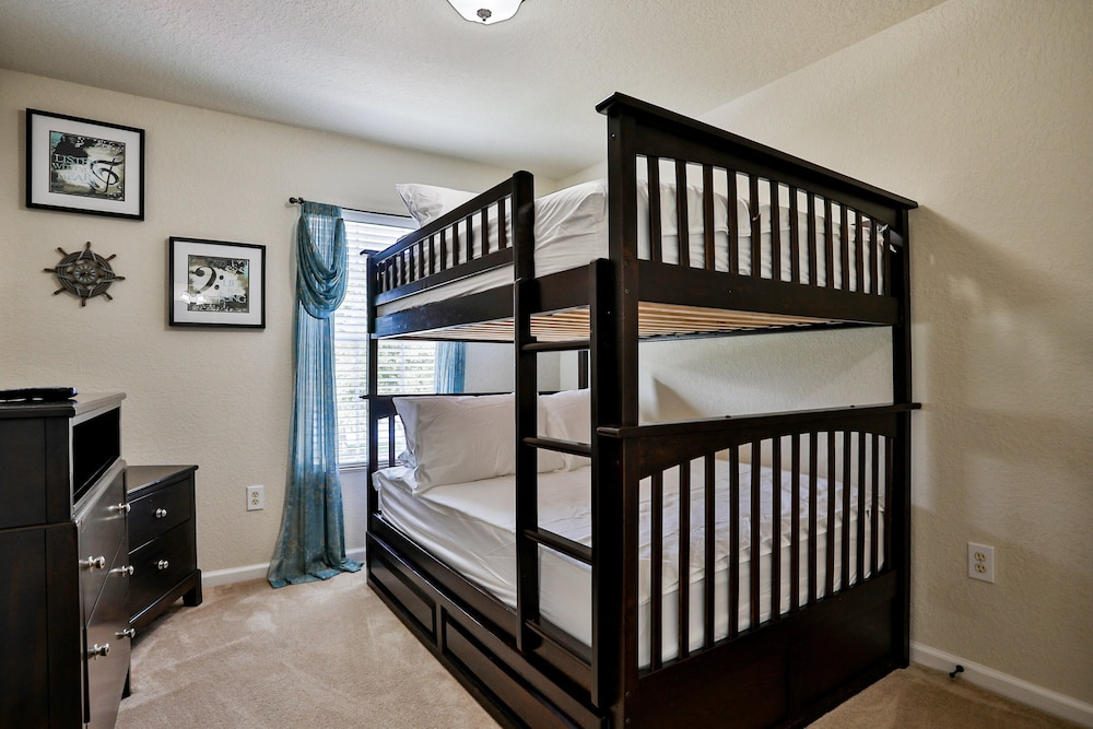 Delightful Lakefront Townhome With Pool, Volleyball, Fast Wifi & AC