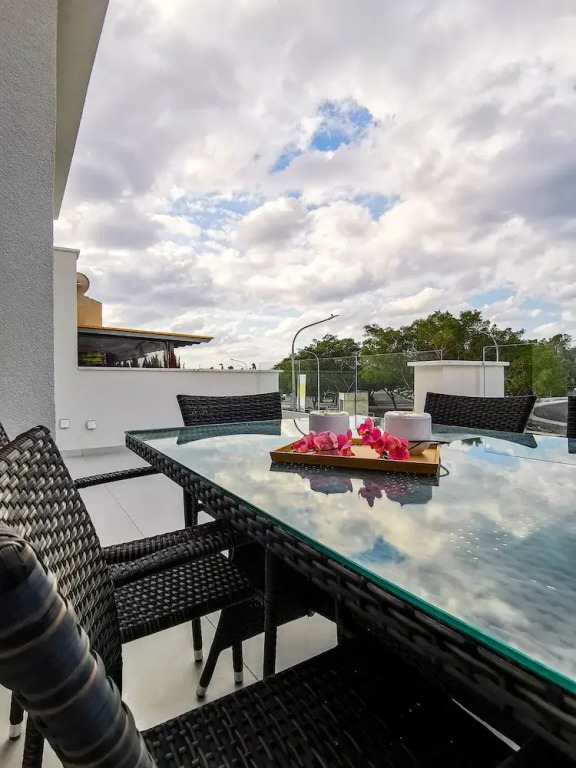 Phaedrus Living: Seaside Deluxe Flat Harbour 107