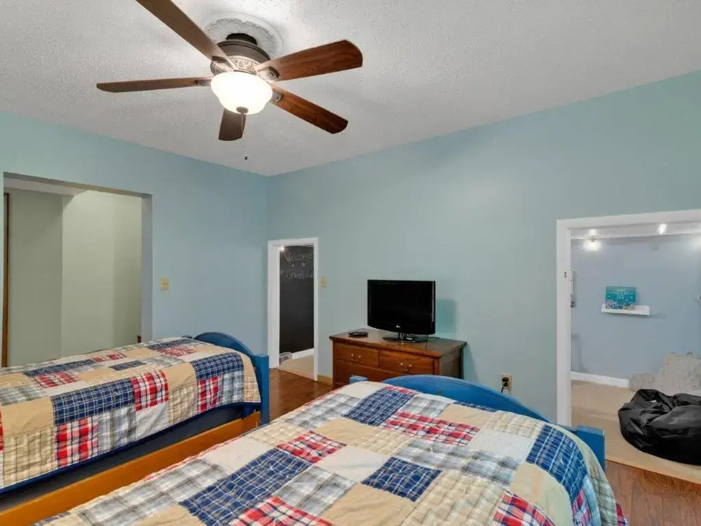 Creekside Falls Cabin - 3 bedroom /3 bathroom /2 family rooms / hot tub / wifi