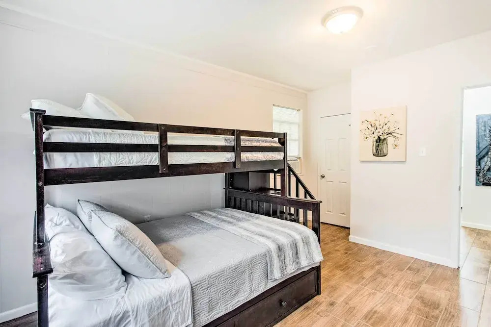 Bright Hinesville Home, 43 Mi to Savannah