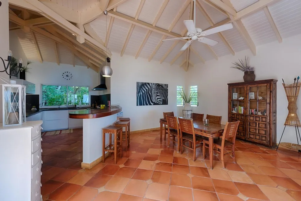 Stunning Orient Bay Ocean Views, Walk to the Beach! AC, Free Wifi, Swimming Pool