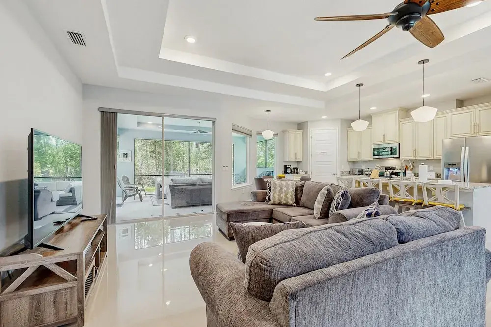 Spacious House With Private Covered Patio, Work Station, Full Kitchen and Grill