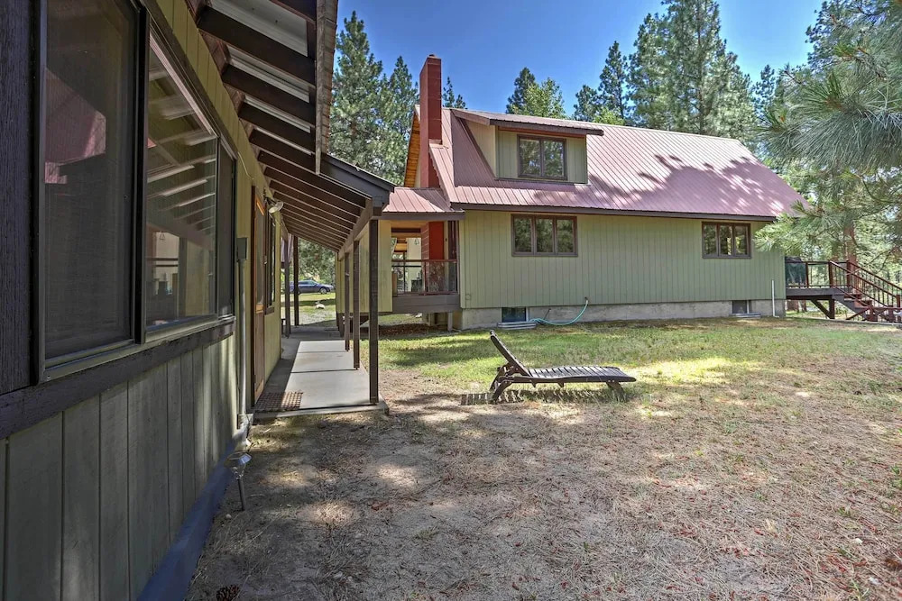 Romantic Riverfront Cottage - 1 Mile to Winthrop!