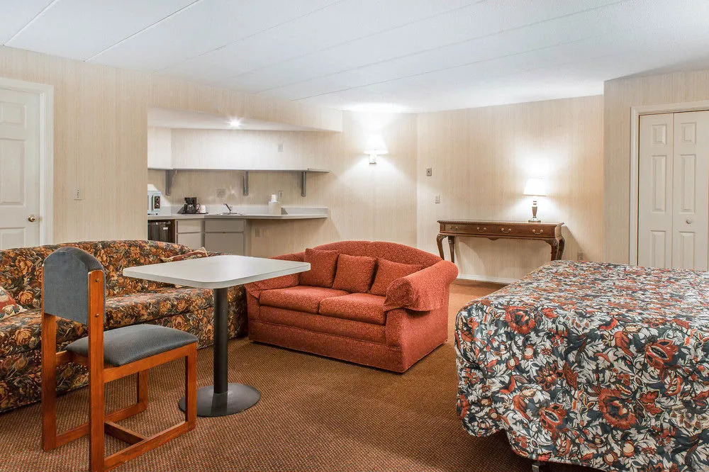 Econo Lodge Inn & Suites Groton
