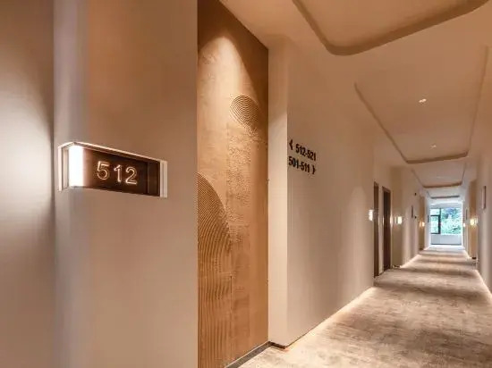 Zhuishan Mingjing Hot Spring Resort Hotel