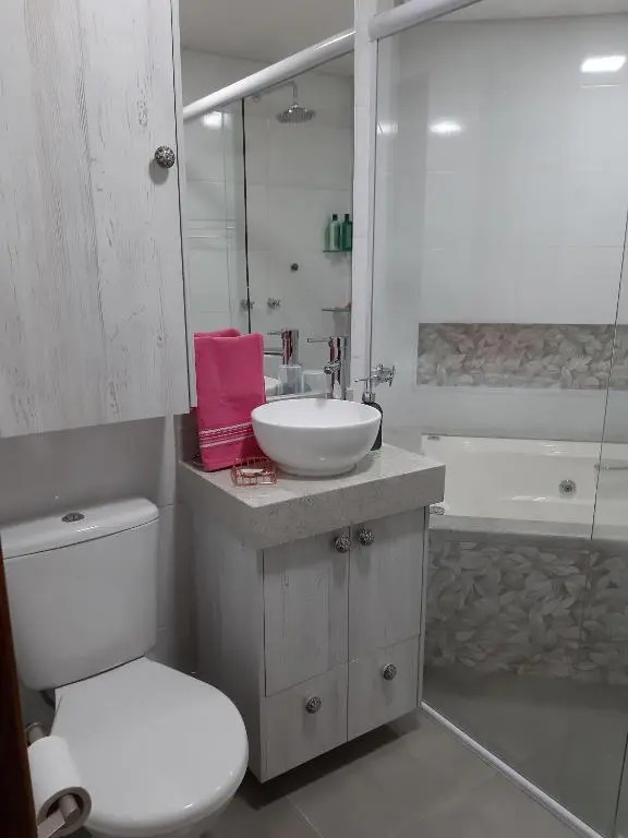 Casa MAGNÍFICA a 1 Km do centrinho com Suíte e Hidro