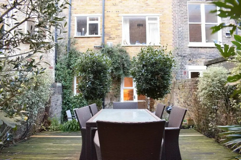 Shepherd's Bush 2 Bedroom Flat With Garden