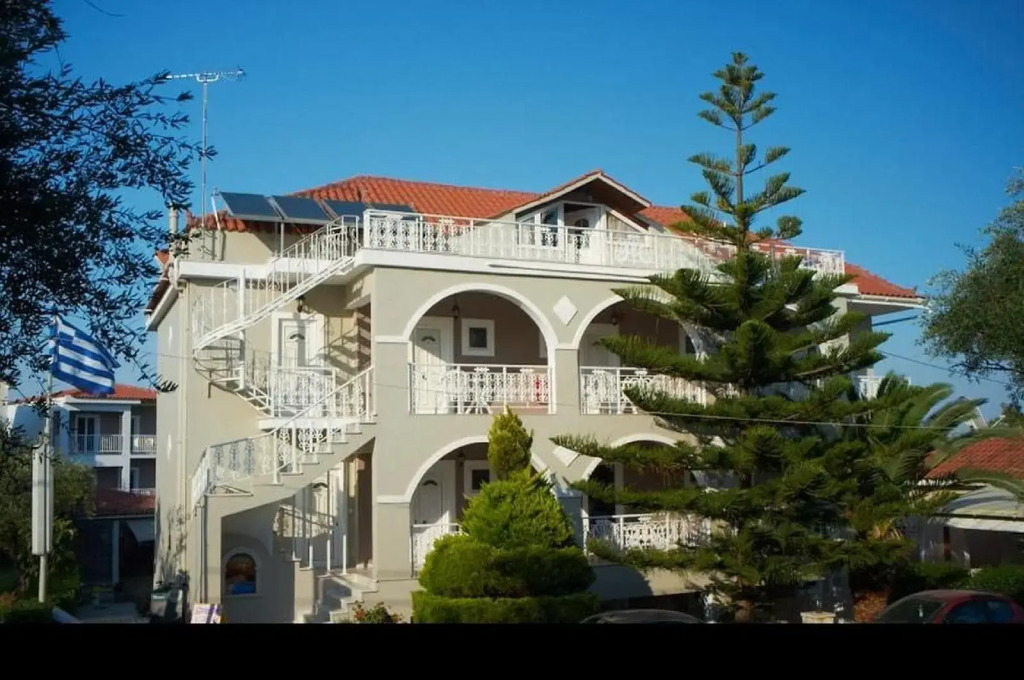 Amoudi Studios Apartments Hotel