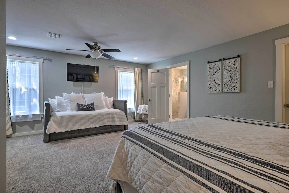 Cozy Retreat w/ Hot Tub & Fire Pit: Close to Main!