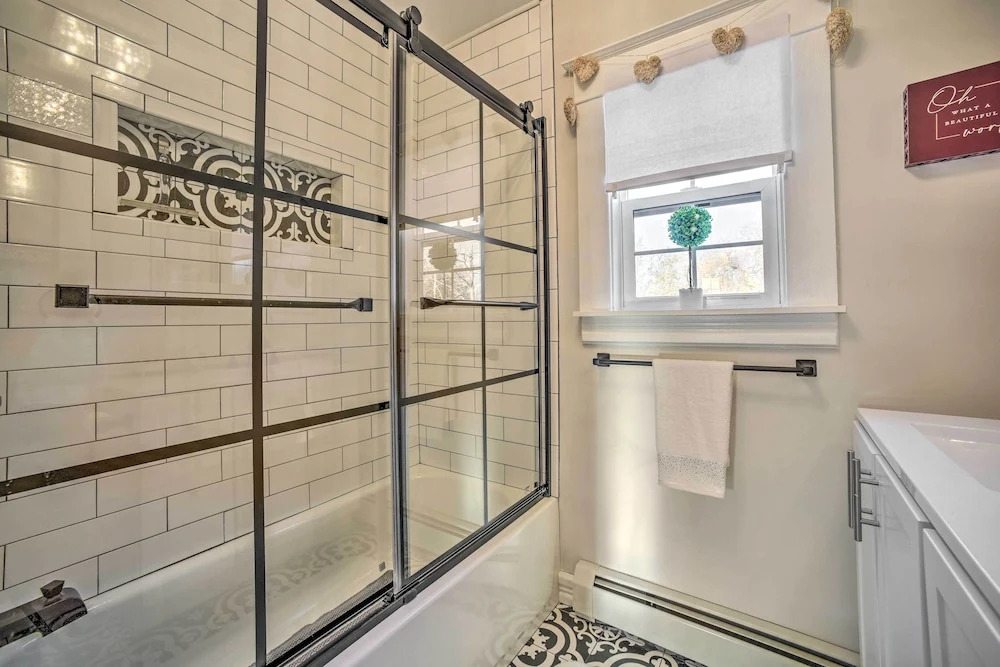 Family-friendly Glens Falls Home w/ Sun Porch