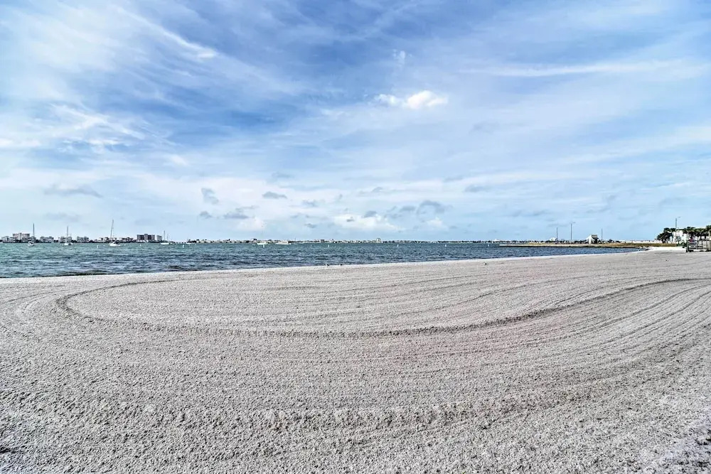 Cozy Jungle Escape < 1 Mi to Gulfport Beach!