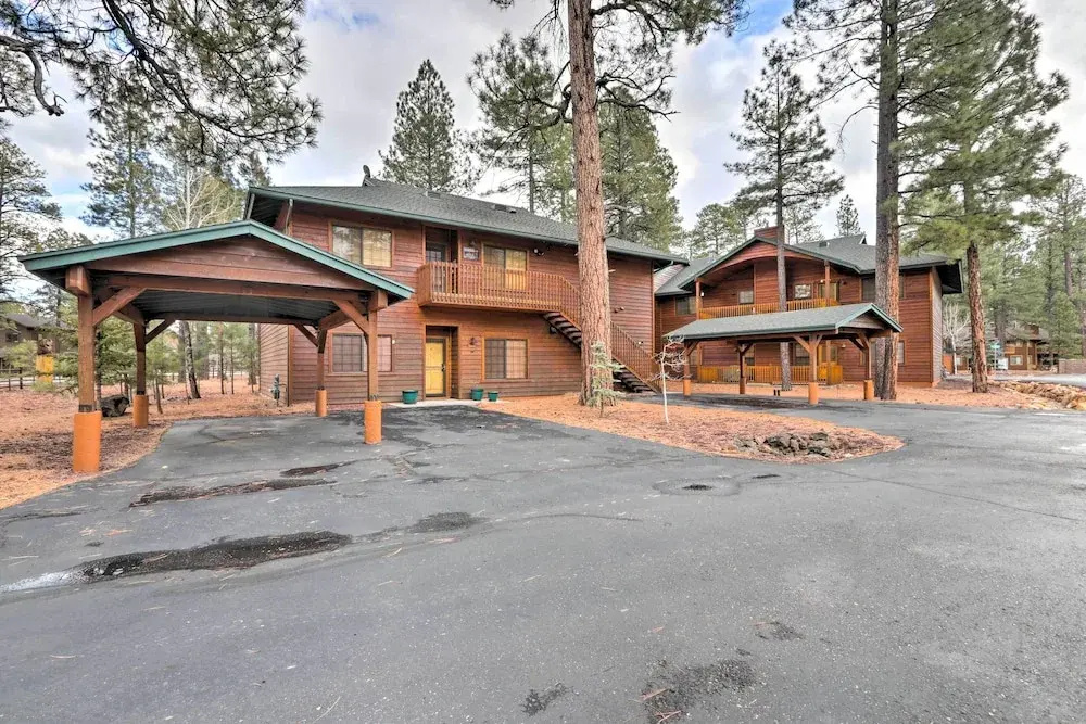 Pinetop Escape: Charming Mountain Condo w/ Balcony
