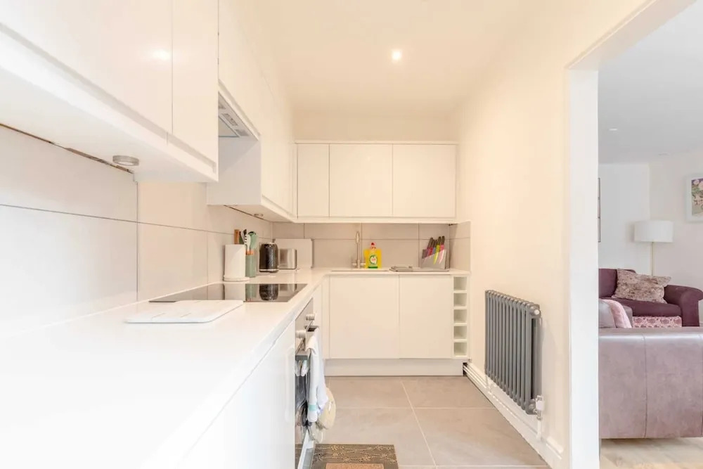 Beautifully Presented 2BD Flat W/patio- Kensington