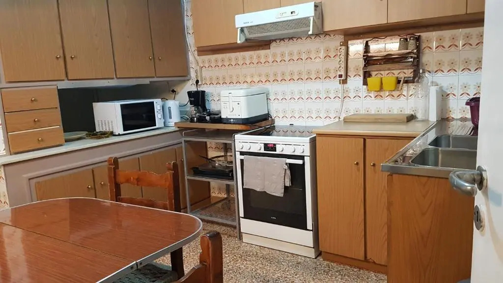 Teal Apartment - Athens Center, 4 BD, 2 BATH
