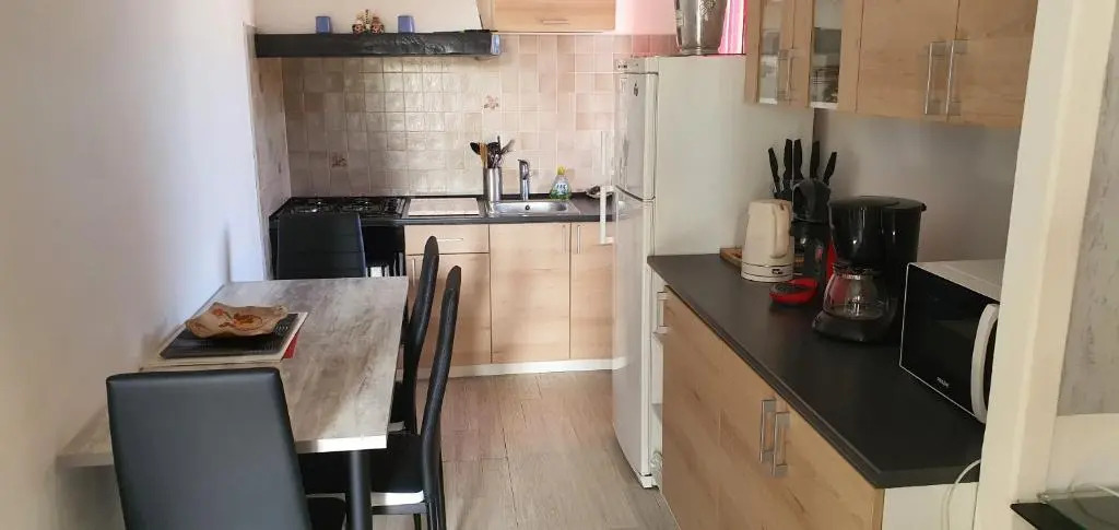 appartement de 50m de dessous de villa confortable et bien équipé terrasse de 40 bien équipé barbecue et planchas parasol wifi gratuit parking gratuit