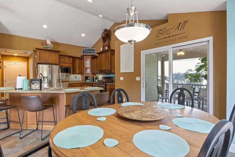 Eagle Ridge Retreat - Dock, Hot Tub & Game Room