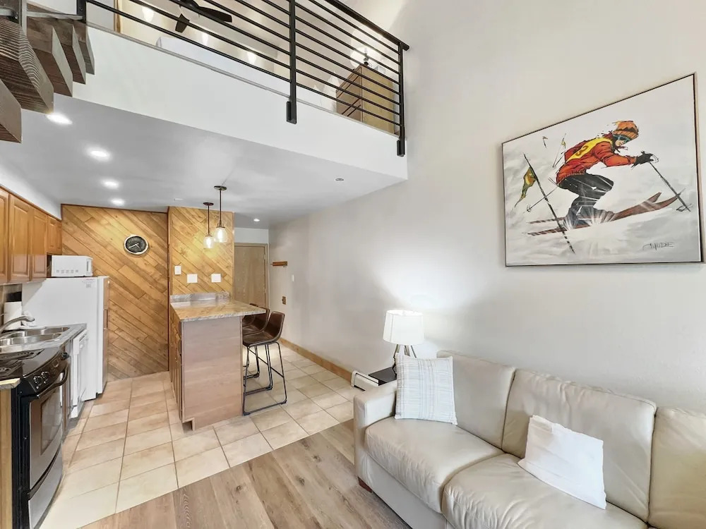 Studio with Prime Location in Heart of Center Village - CJ303 by Redawning