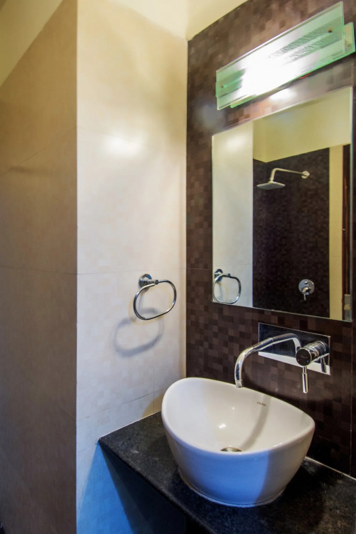 Hotel Metropolitan Near Sindhi Camp