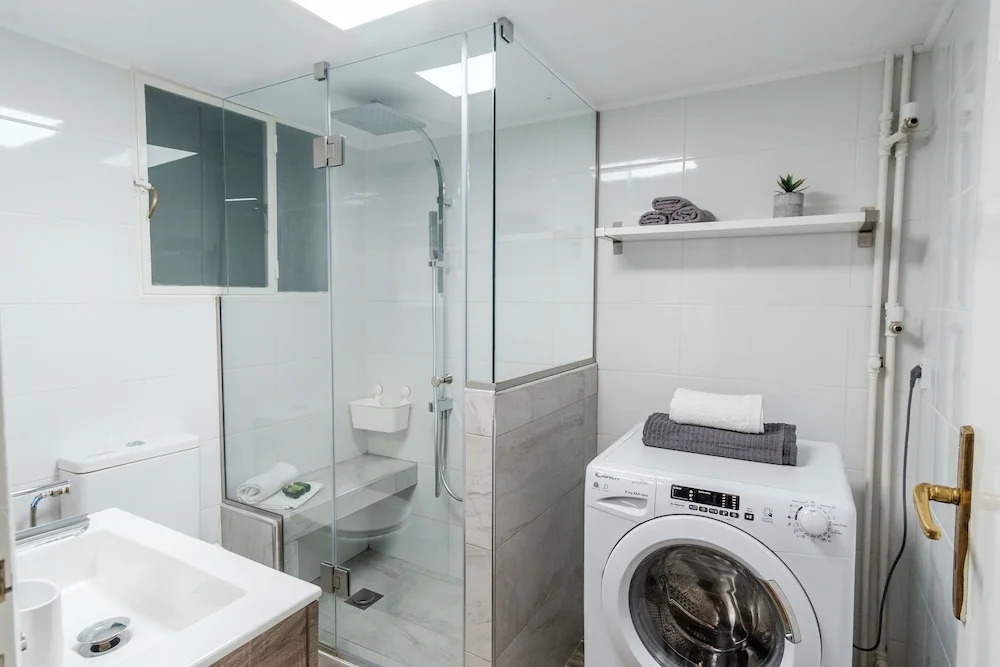 Comfortable 2BD apartment next to Megaro