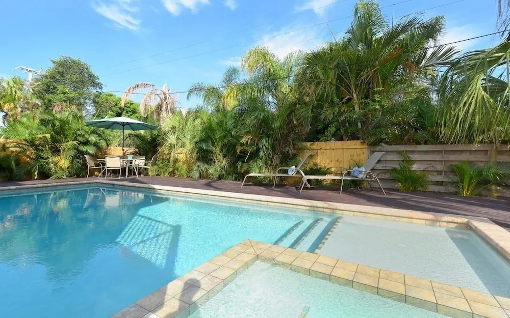 On Turtle Time - Beautifully Updated wHeated Pool Covered Porches Beach Gear Walk to Beach