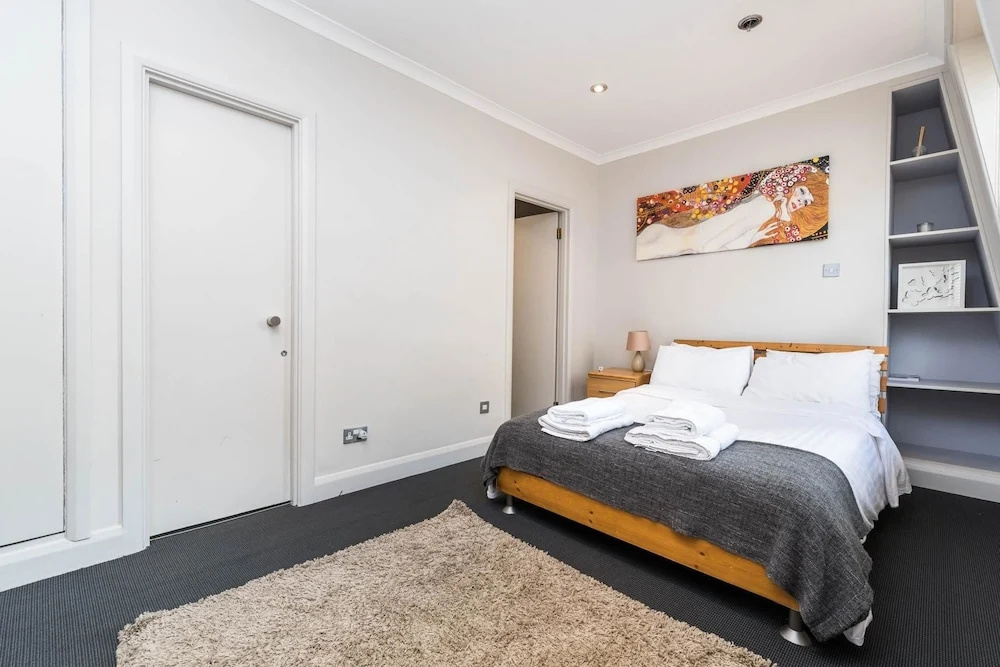 1 Bed Flat in St Paul's the Very Centre of London!