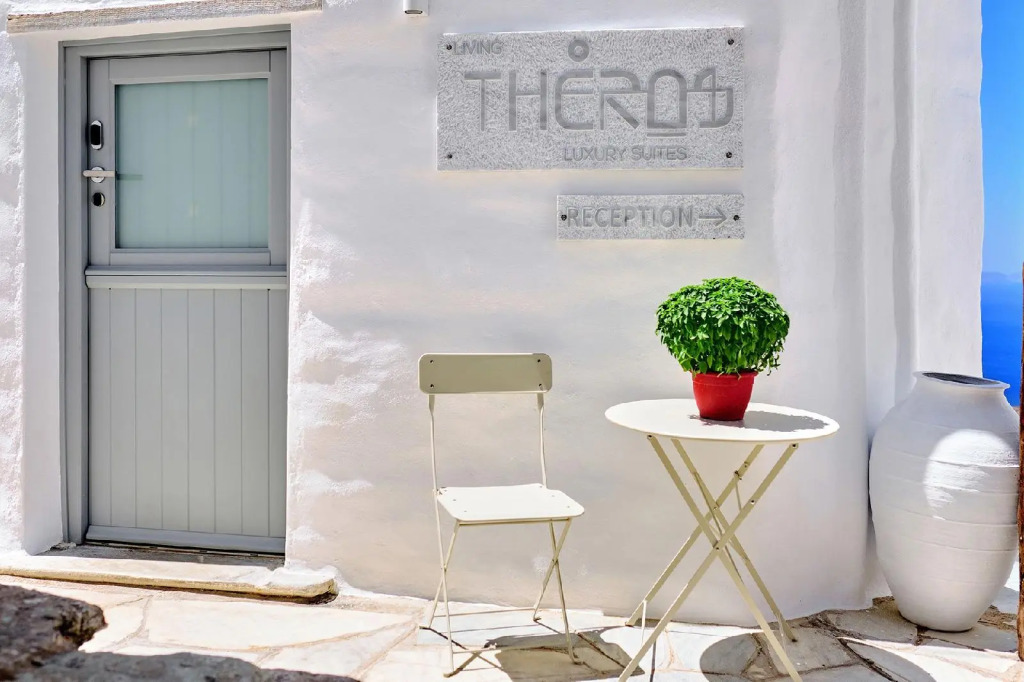 Living Theros Luxury Suites