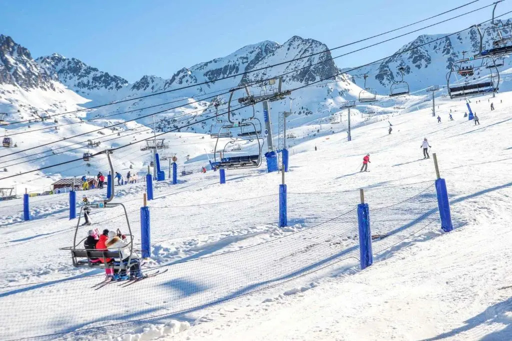 Apartment with 2 bedrooms in Pas de la Casa with wonderful mountain view balcony and WiFi 200 m from the slopes
