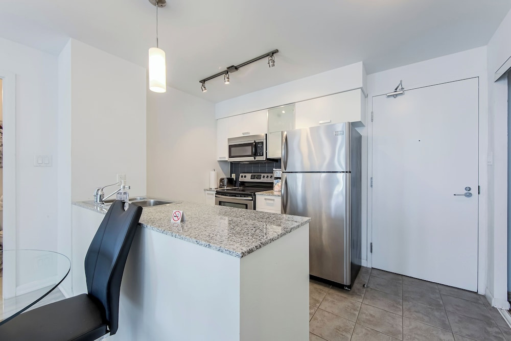 2 Bedroom Condo Sleeps 6 Near Sick Kids Hospital, Tgh, Princess Margaret, U of T