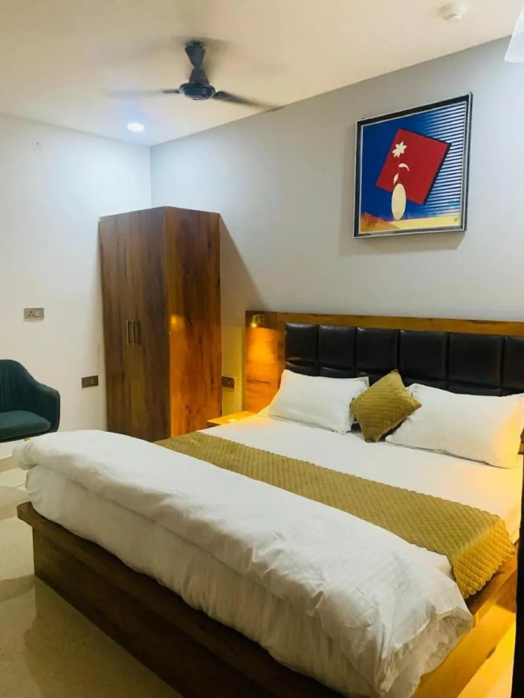 Status By Hotel The Emporio
