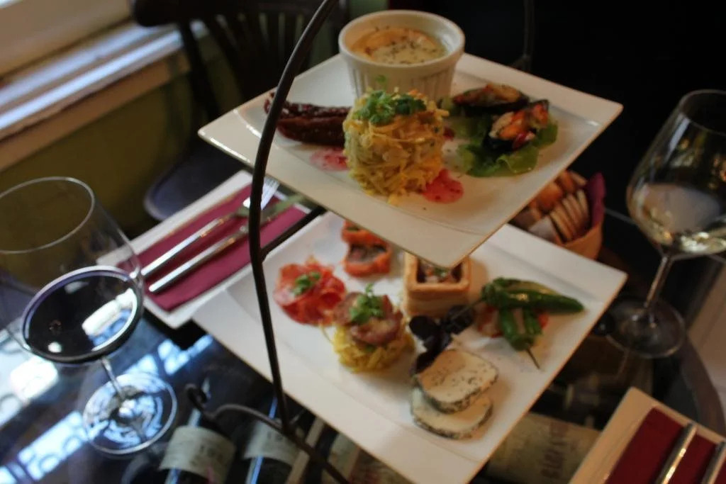 Grapes & Bites - Hostel and Wines