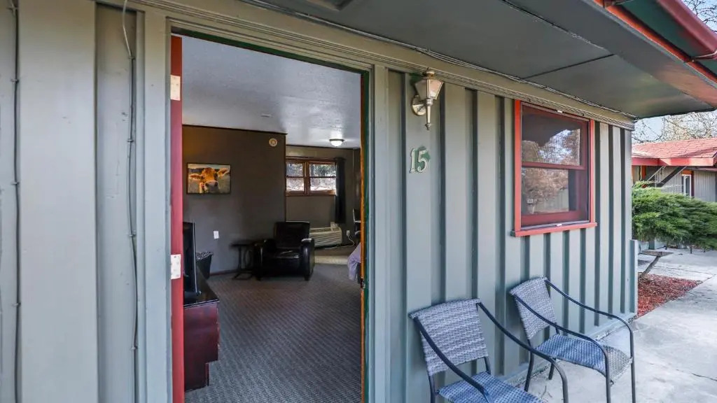 Cedar Village Motel