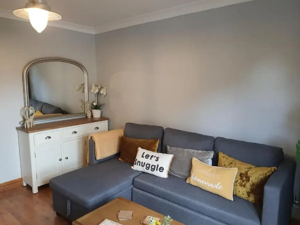 Country Style, 2 bedroom house, Parking and superb location