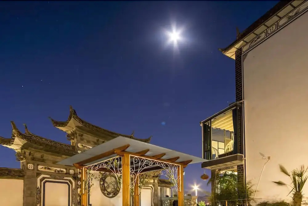 Baicaoyuan Theme Inn