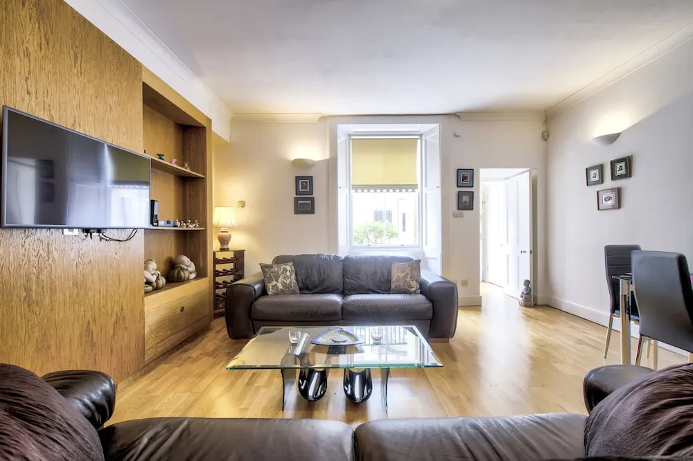 Bright Georgian 1BR Flat in West End
