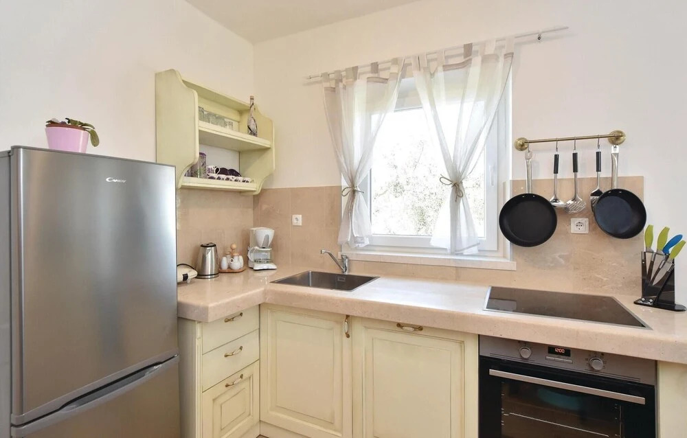 Three-Bedroom Holiday Home In Pucisca