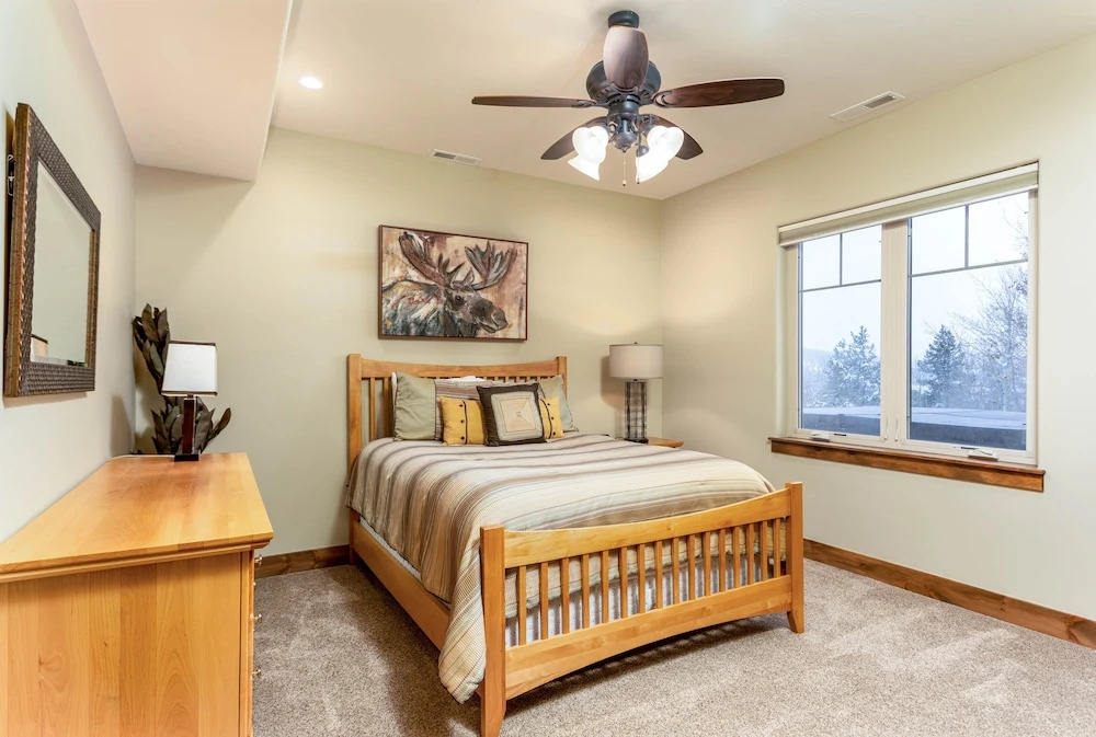 New Listing! Mountain-view Lodge W/ Fireplace And Hot Tub 4 Bedroom Cabin